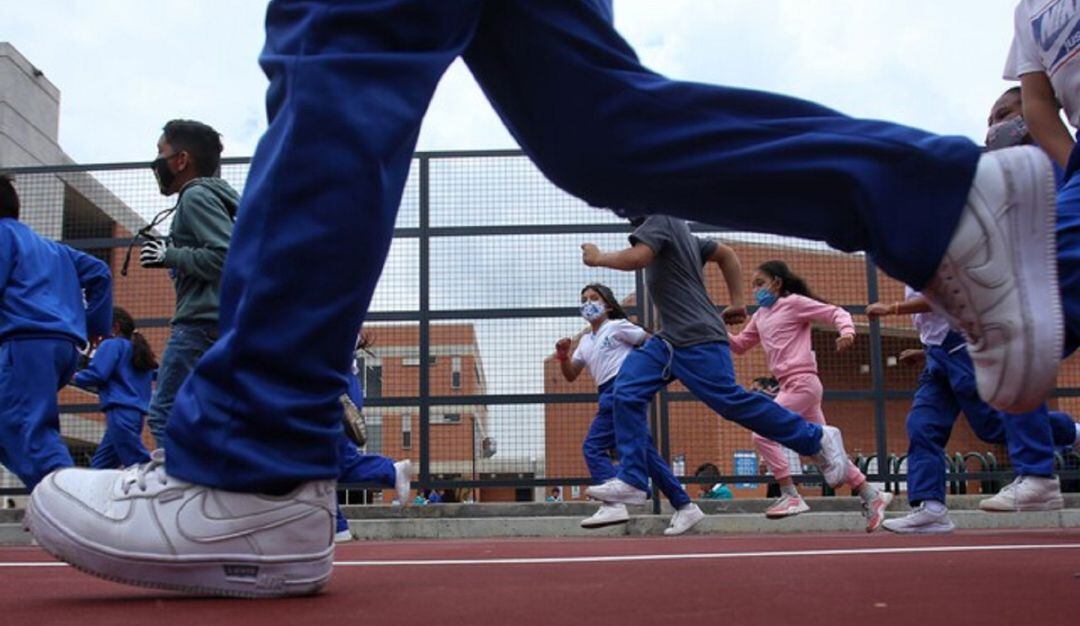 “Para pelear se necesitan 2”: directora de colegio que negó entrada a menor