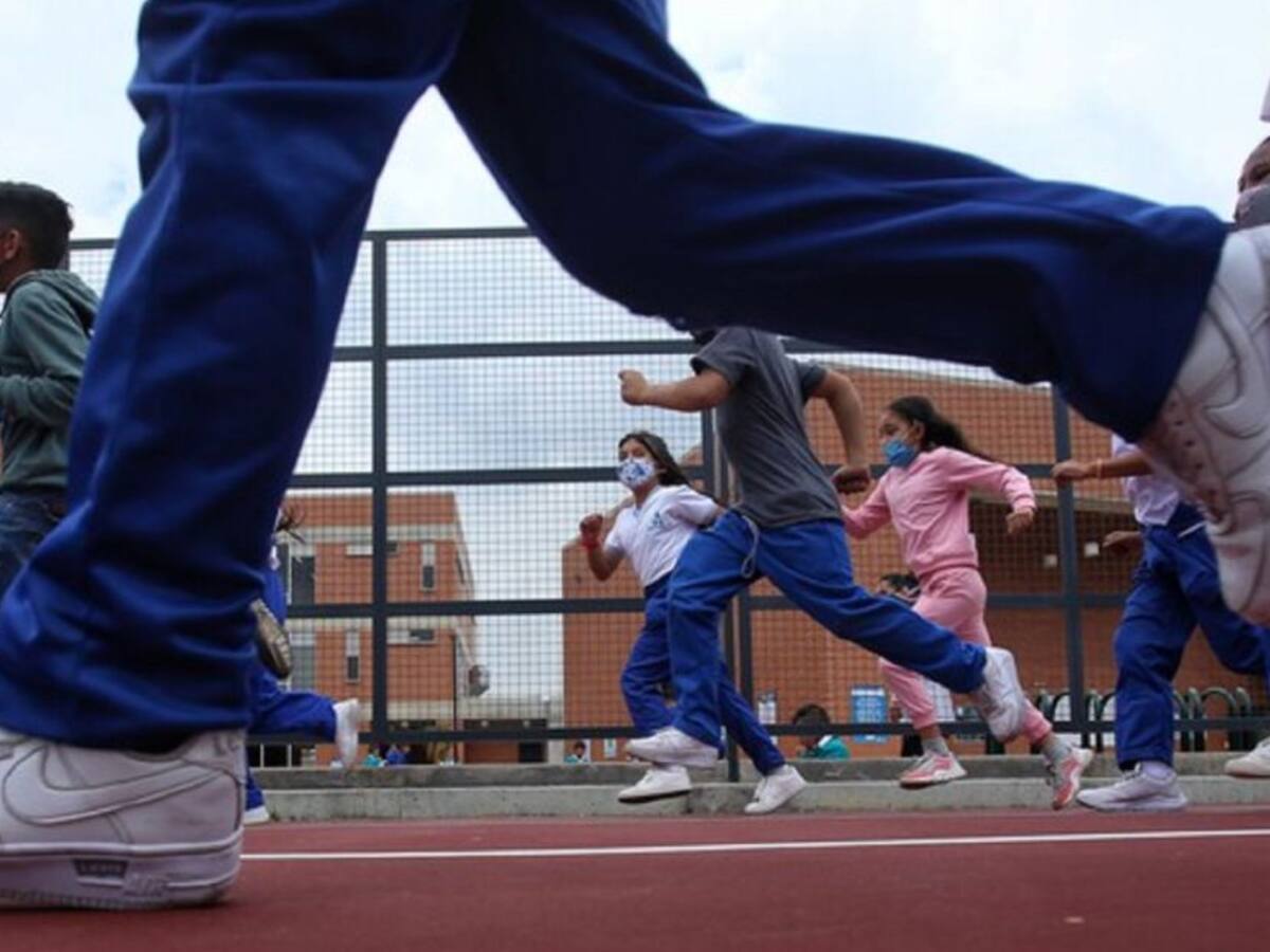 “Para pelear se necesitan 2”: directora de colegio que negó entrada a menor