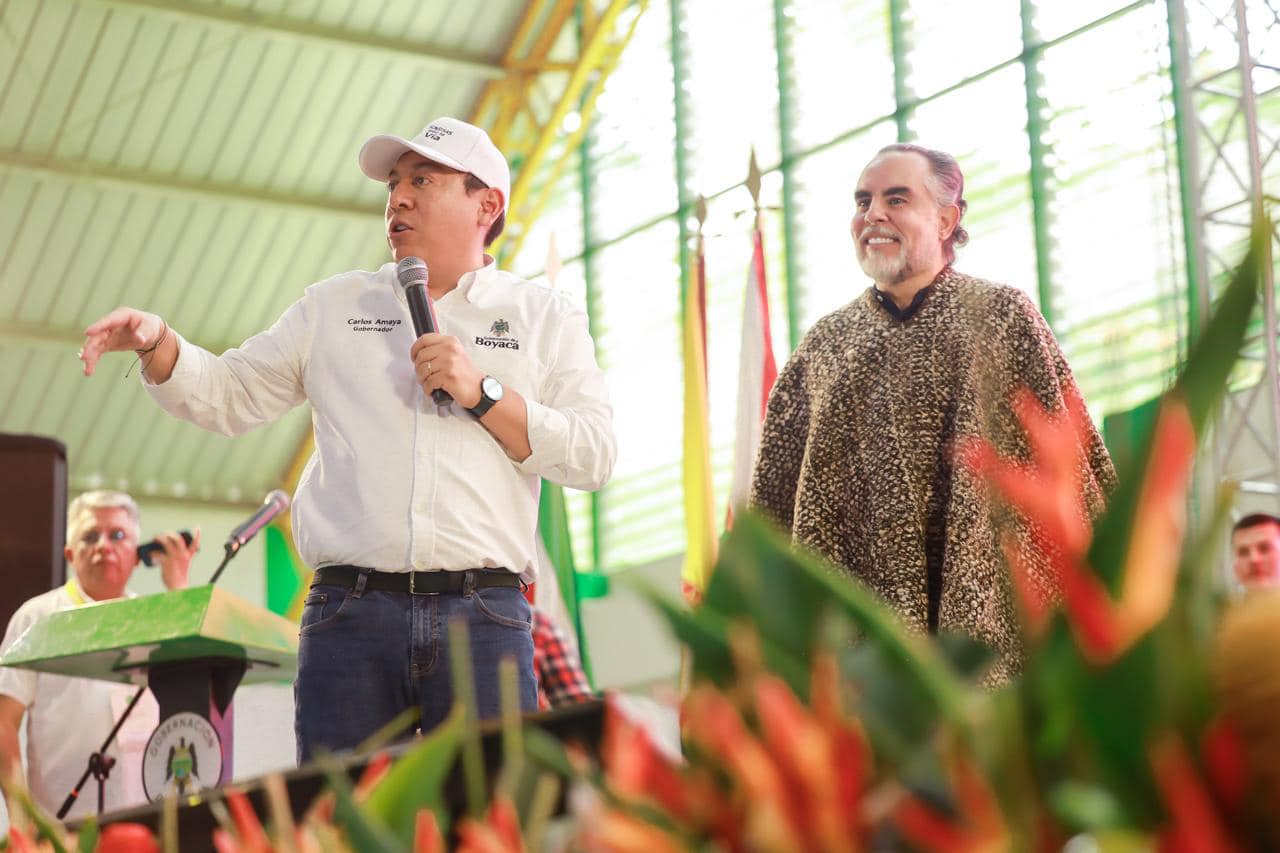 Ministro del Interior, Armando Benedetti (en la foto, a la derecha). Foto | Facebook de Carlos Amaya