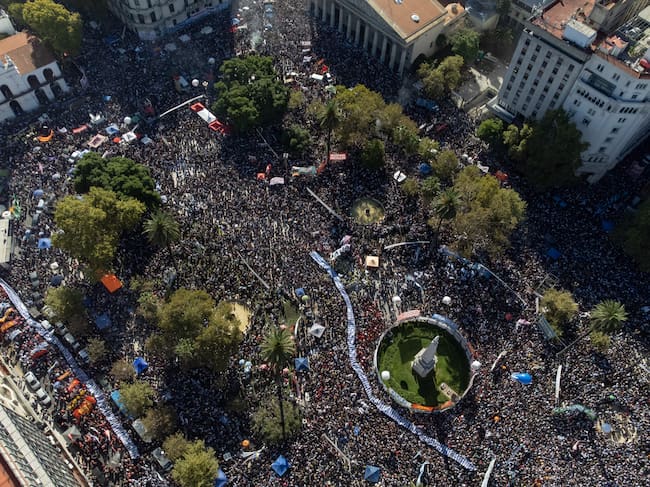 Manifestaciones en Buenos Aires en conmemoración a 50 años del golpe de Estado que resultó en la dictadura militar.
(Foto: Tobias Skarlovnik/Getty Images)