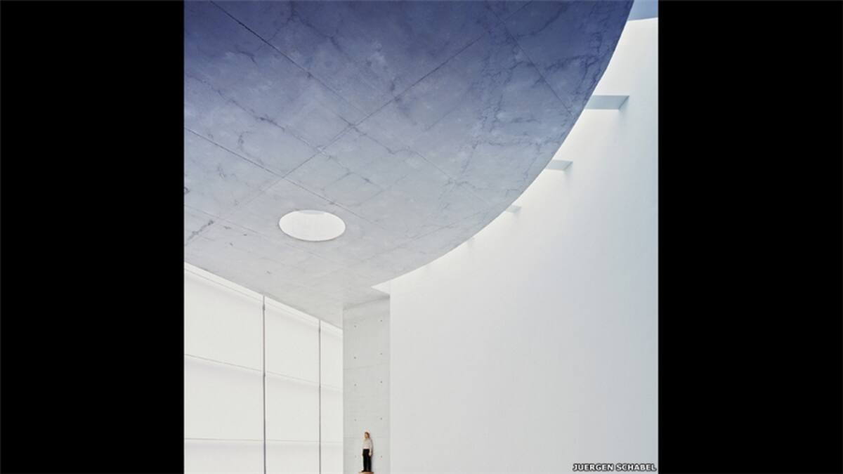 La competencia, que premia la creatividad fotográfica en el campo de la arquitectura, celebra su cuarta edición. La imagen de San Francisco a través del grueso cristal de una ventana dentro de Alcatraz en esta imagen de Ross Conti.