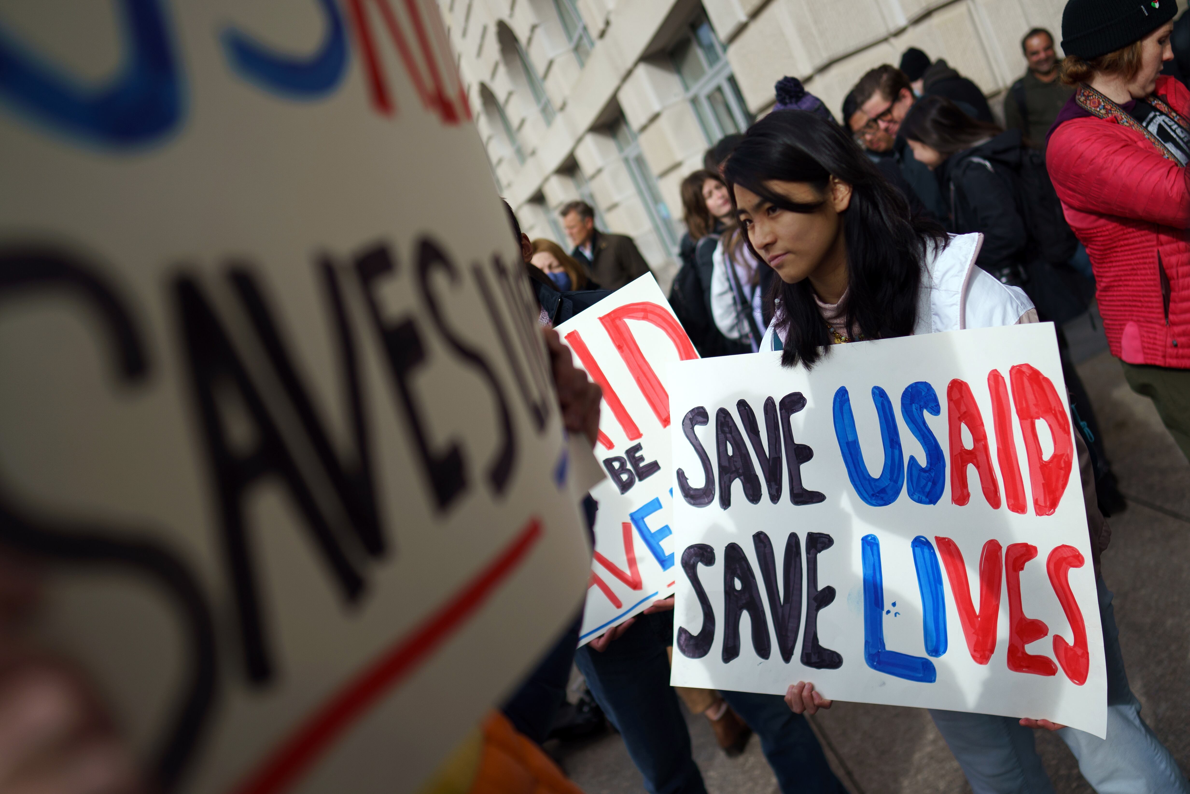 Washington (United States), 03/02/2025.- Protesters outside the US Agency for International Development (USAID) in Washington, DC, USA, 03 February 2025. Staffers at USAID have been instructed via an email to stay away from the agency's Washington headquarters on 03 February 2025, following a weekend takeover by an announcement by US billionaire Elon Musk that President Trump had agreed with him to shut the agency down. (Protestas) EFE/EPA/WILL OLIVER