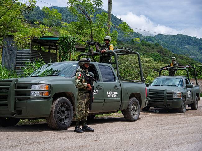 MEX4248. YAJALÓN (MÉXICO), 24/07/2024.- Soldados mexicanos patrullan la comunidad de Tila, el 14 de junio de 2024, en el municipio de Yajalón, en Chiapas (México).