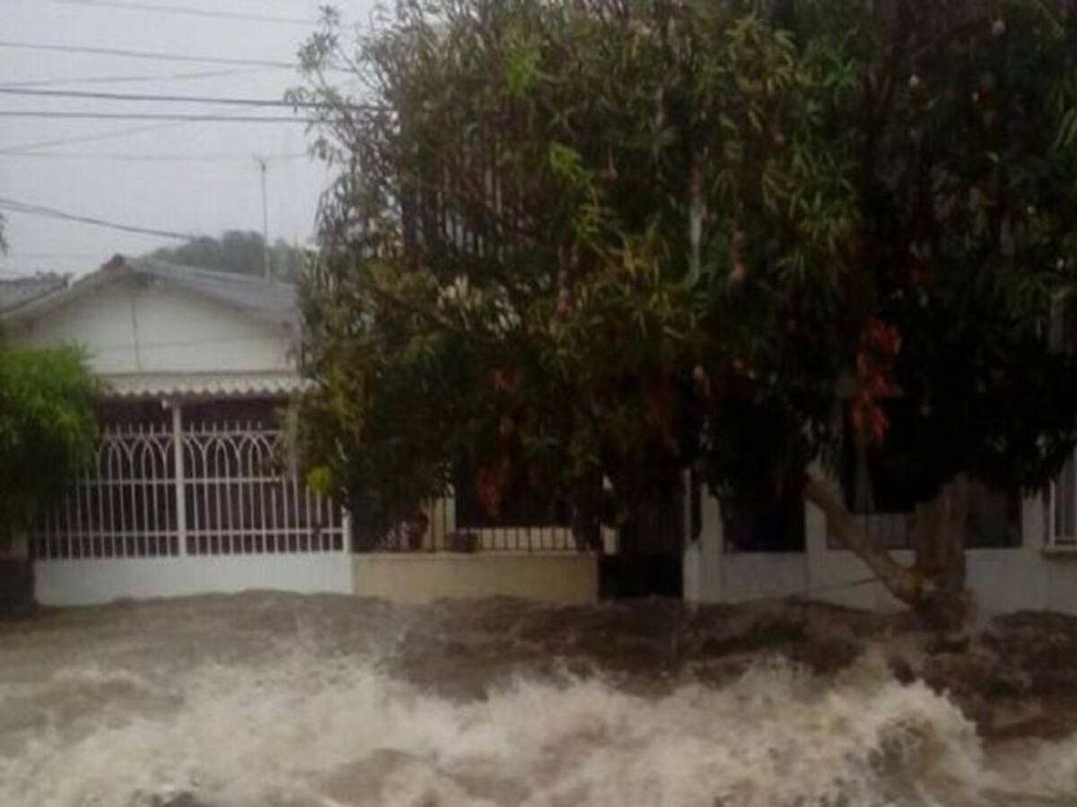 Un vehículo fue arrastrado por un arroyo en Barranquilla