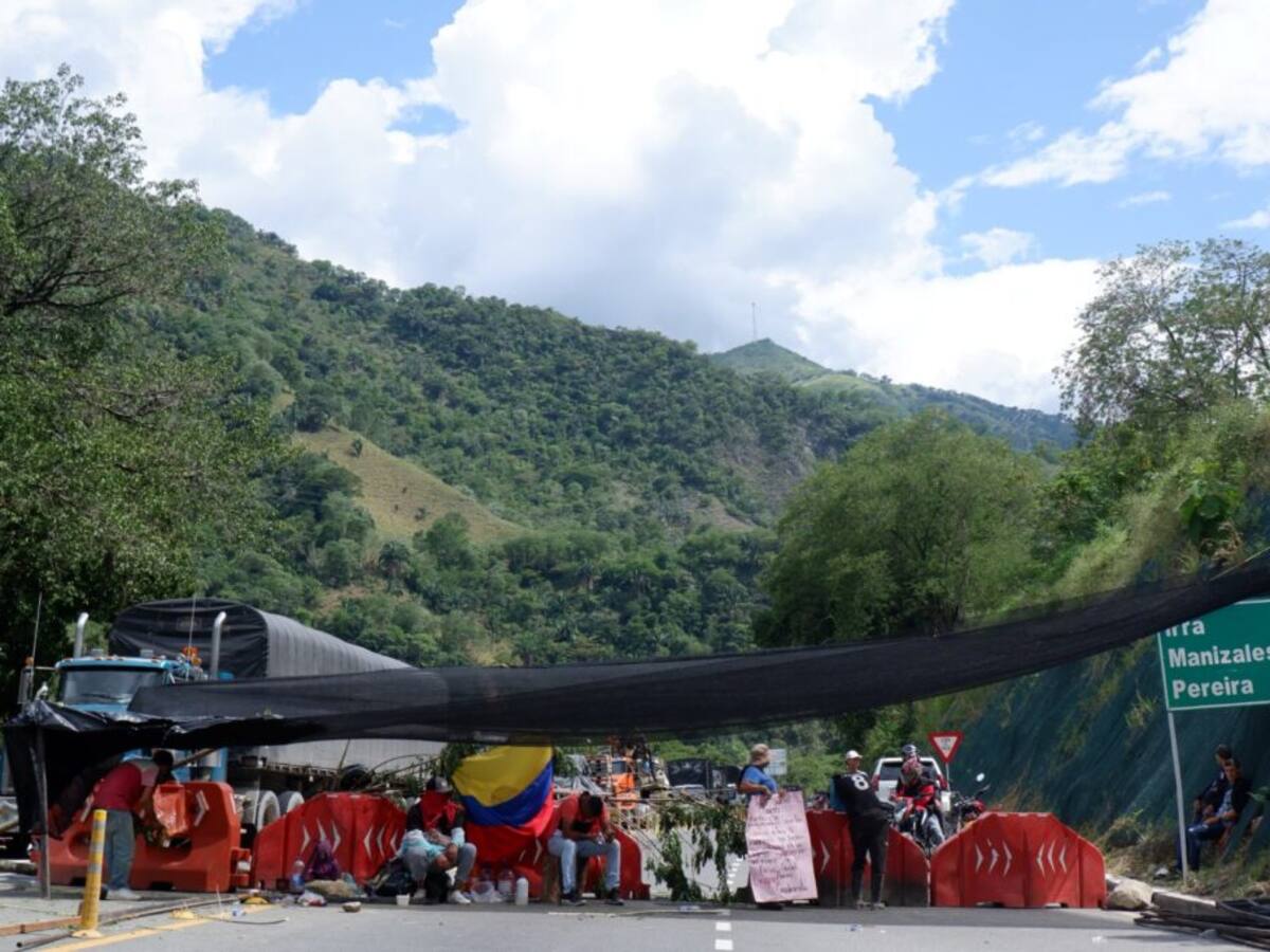 Siguen los bloqueos en la vía Manizales - Medellín por mineros de Marmato en Caldas