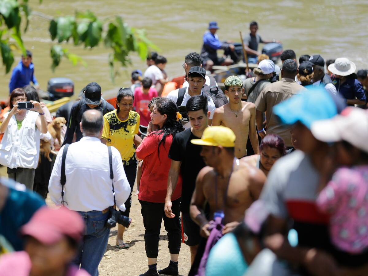 Rescatan a 150 migrantes y detienen a cinco coyotes colombianos en el Caribe de Panamá
