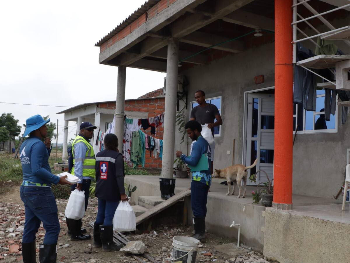 Aguas de Cartagena continúa atención de afectados por rotura de tubería en Tierra Baja