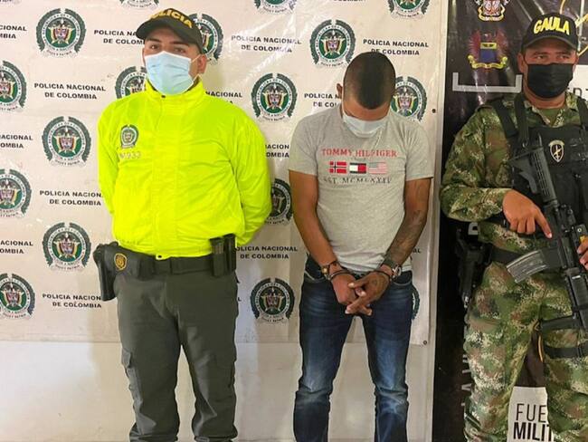 Al hombre se le atribuyen secuestros extorsivos y amenazas contra comerciantes, ganaderos y trasportadores en el sur del país.