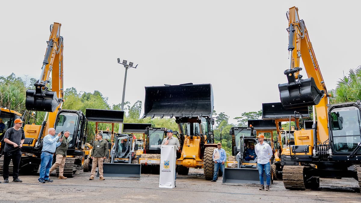 Millonaria inversión en maquinaria para atender zonas de riesgo y mantenimiento de vías en Risaralda
