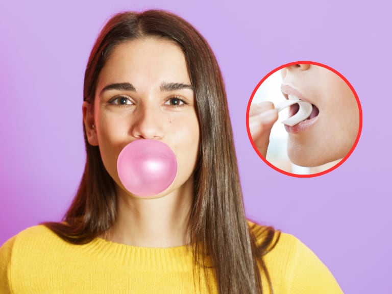 Mujer llevando un chicle a la boca y una mujer haciendo una 'bomba' con la boca (Fotos vía Getty Images)