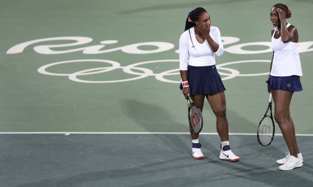 Venus y Serena Williams fueron derrotadas por la pareja checa formada por Lucie Safarova y Barbora Strycova dando una de las sorpresas de la jornada con resultados de 6-3 y 6-4.