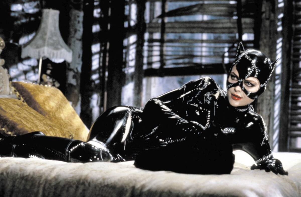 ¡Brillante! En la película Batman Returns, Selina Kyle (Michelle Pfeiffer) es una solitaria oficinista que trabaja para el millonario Max Schreck, quien planea robar la energía eléctrica de Ciudad Gótica. Más adelante encontraría su verdadero propósito.