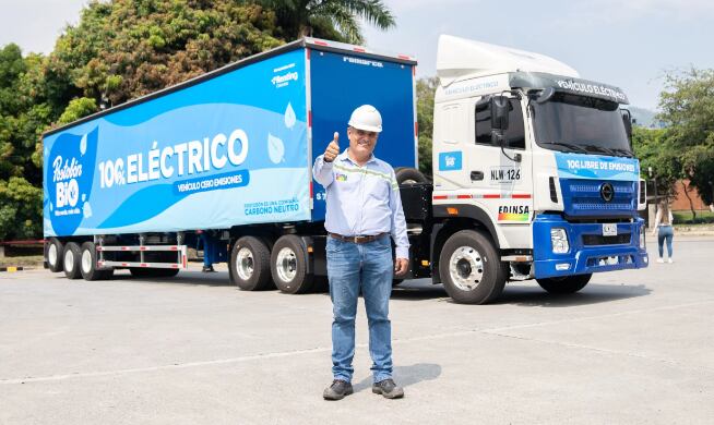 Primer conductor del primer tractocamión 100% eléctrico en el país. Postobón.
