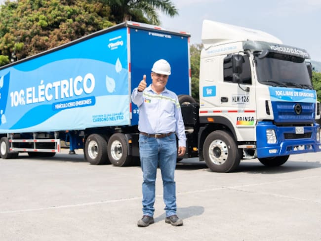 Primer conductor del primer tractocamión 100% eléctrico en el país. Postobón.