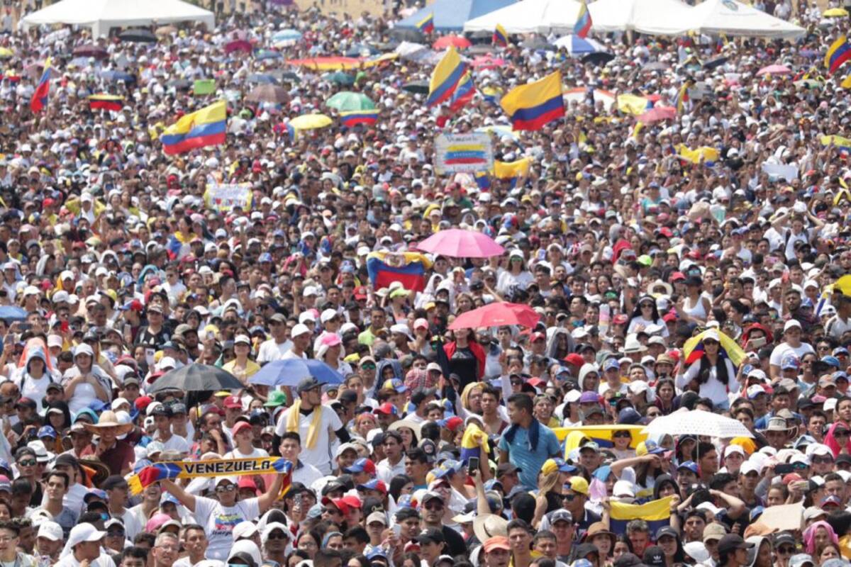 Las banderas de Venezuela y Colombia juntas en lo alto  