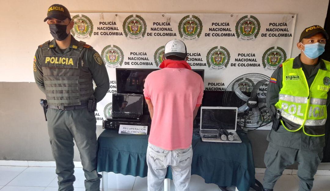 La Policía encontró un ventilador, un televisor, una consola de amplificación de sonido y otros artículos dentro de una casa de la población