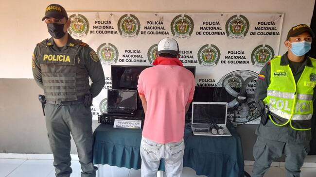 La Policía encontró un ventilador, un televisor, una consola de amplificación de sonido y otros artículos dentro de una casa de la población