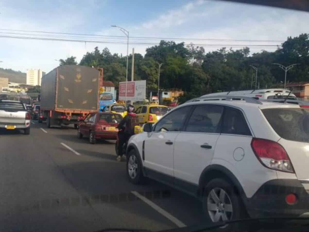 Este semáforo complica la movilidad viniendo desde Piedecuesta