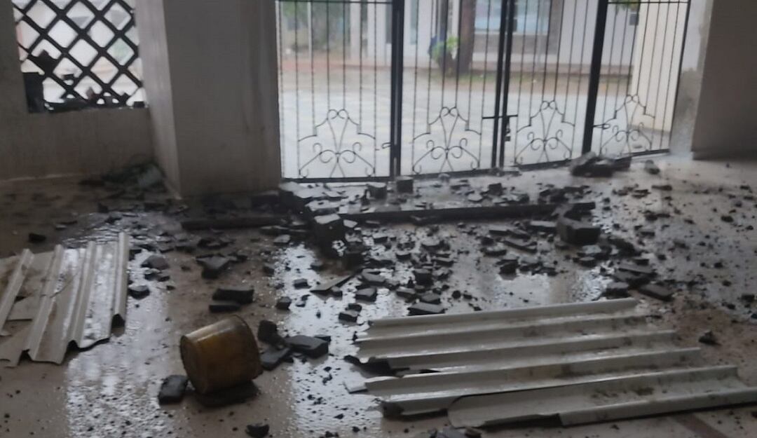 Techo de la iglesia del municipio que se vio afectada por los fuertes vientos. Cortesía: Bomberos