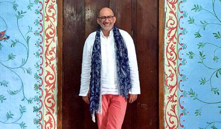 También trabaja en el diseño de moda