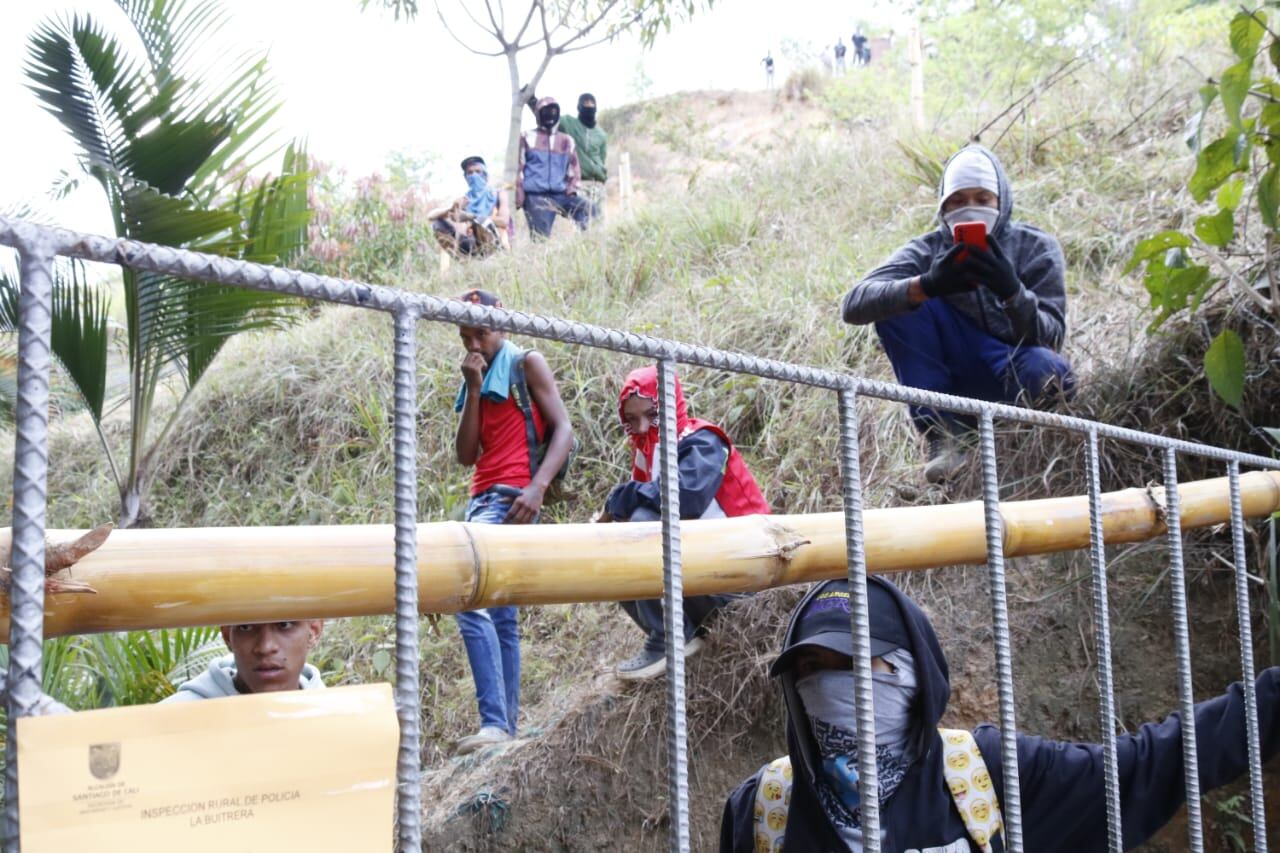 Un policía y un civil resultaron heridos en desalojo al Cerro las Antenas de Cali - Foto Alcaldía