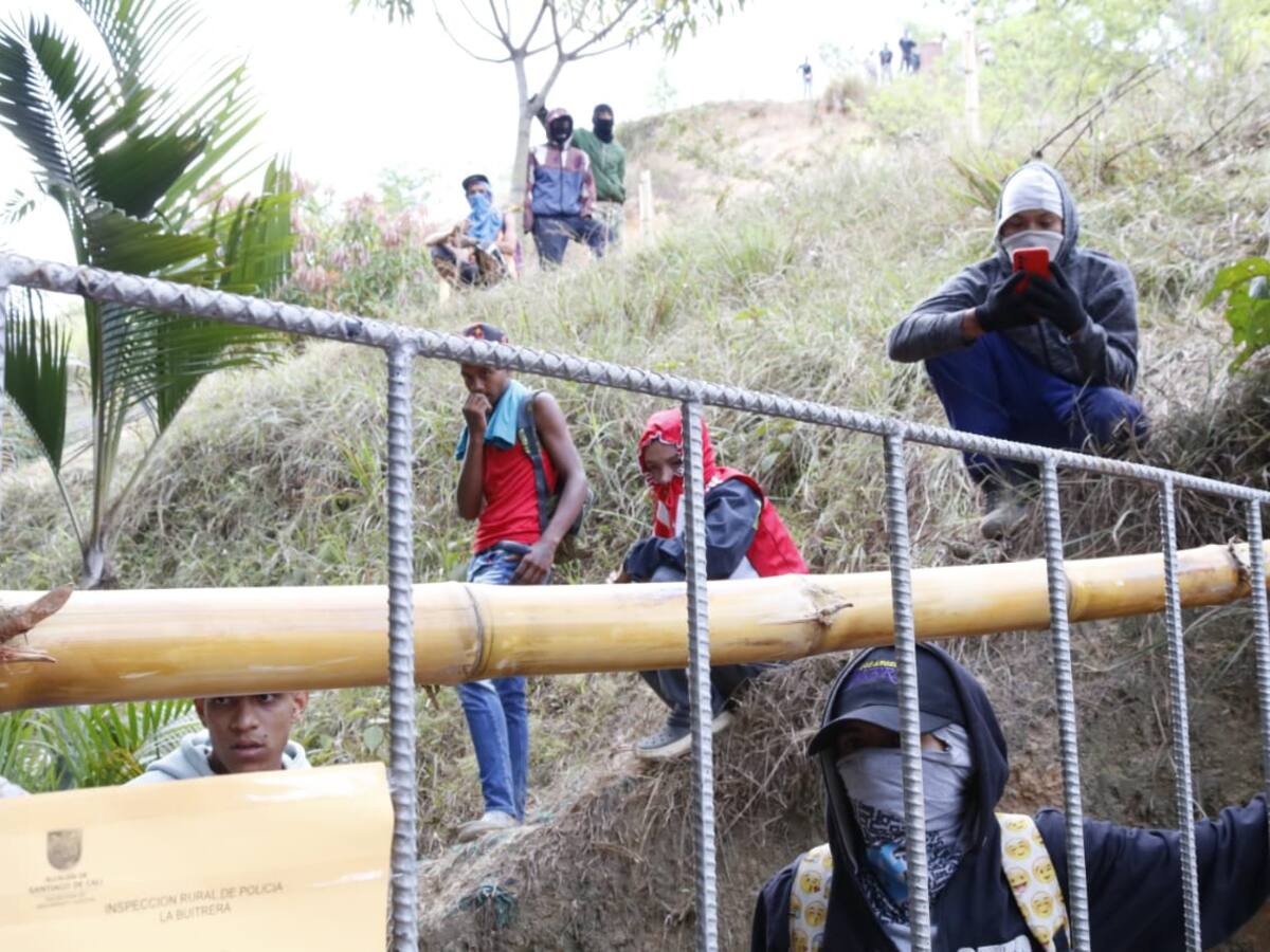 Un policía y un civil resultaron heridos en desalojo al Cerro las Antenas de Cali