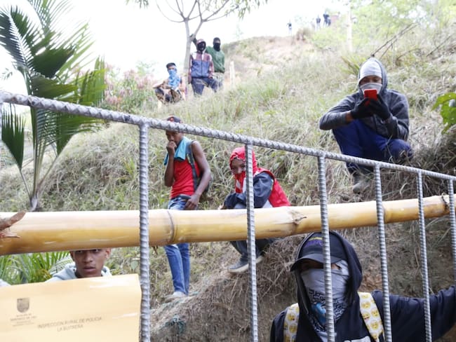 Un policía y un civil resultaron heridos en desalojo al Cerro las Antenas de Cali - Foto Alcaldía
