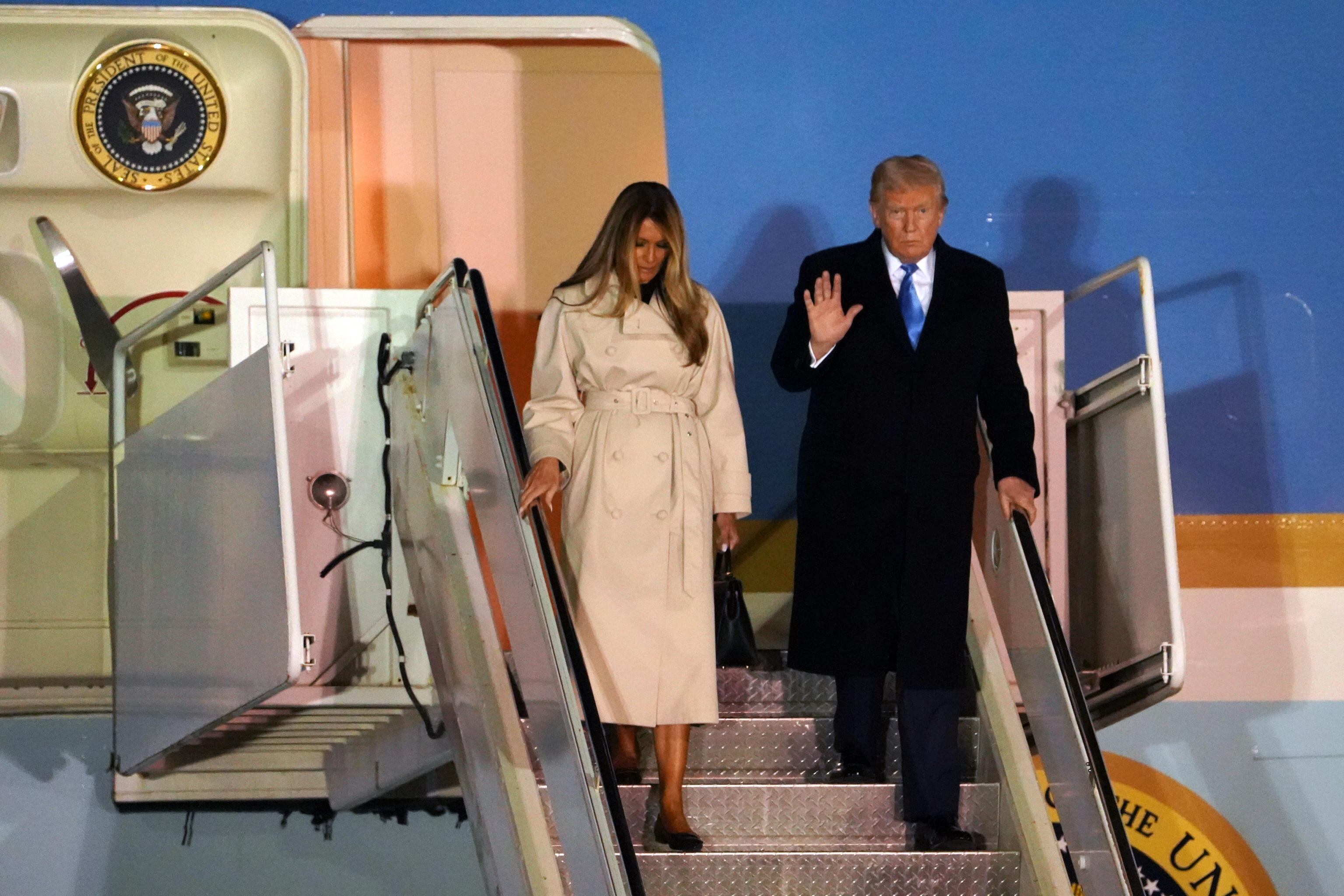 Rome (Italy), 26/04/2025.- US President Donald Trump (R), waves as he and First Lady Melania Trump (L) step off Air Force One upon arrival at Leonardo da Vinci International Airport in Rome, Italy, 25 April 2025. Trump is in Rome to attend the funeral of Pope Francis. (Papa, Italia, Roma) EFE/EPA/TELENEWS