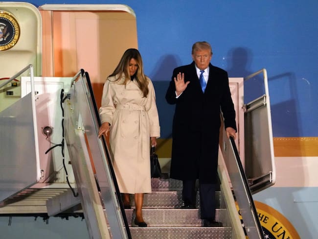 Rome (Italy), 26/04/2025.- US President Donald Trump (R), waves as he and First Lady Melania Trump (L) step off Air Force One upon arrival at Leonardo da Vinci International Airport in Rome, Italy, 25 April 2025. Trump is in Rome to attend the funeral of Pope Francis. (Papa, Italia, Roma) EFE/EPA/TELENEWS