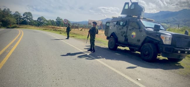 Cierran la vía Panamericana entre Popayán y Cali por amenaza de explosivos