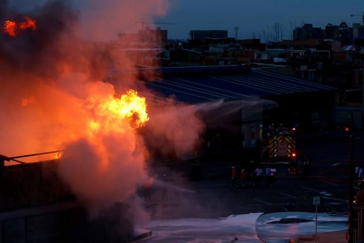 Oficiales del Cuerpo de Bomberos de las localidades de Puente Aranda, Garcés Navas y Fontibón atendieron un incendio estructural, en una bodega de solventes, ubicada en la carrera 119 con 64, en la localidad de Engativá, al occidente de Bogotá.