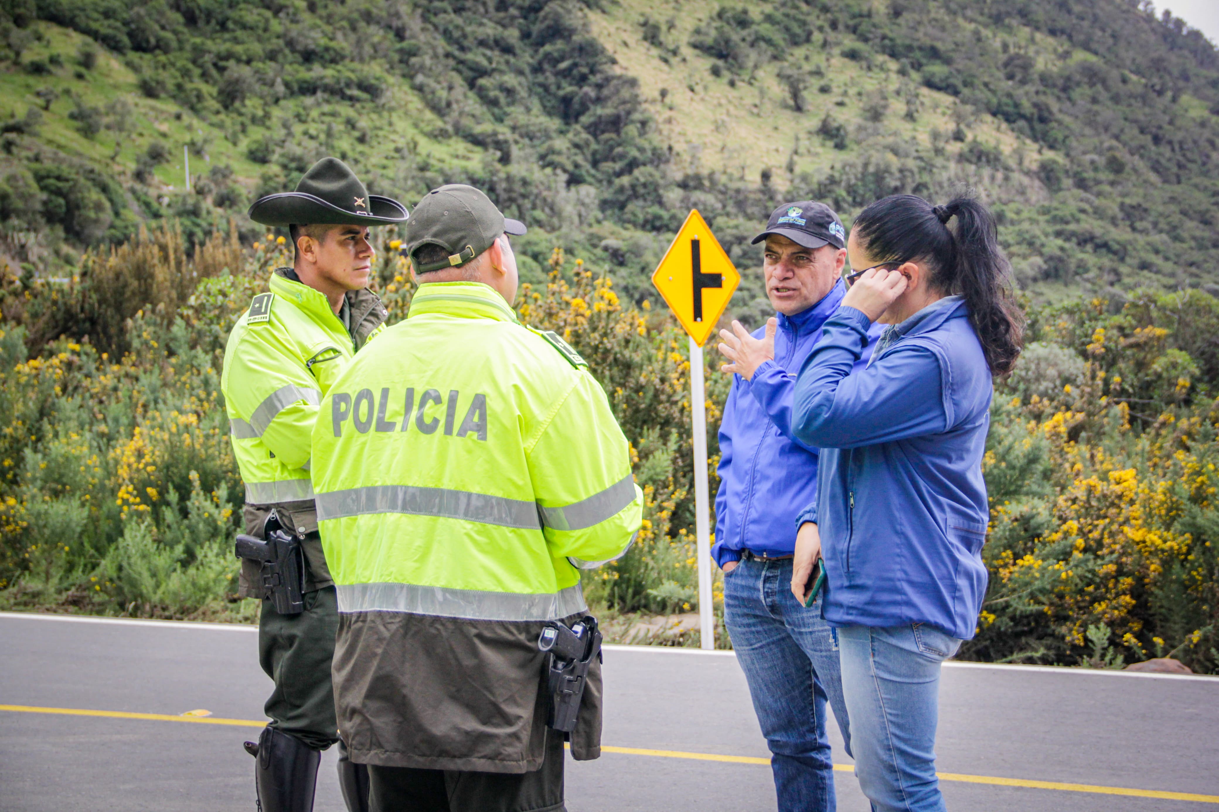 Las autoridades regionales realizan charlas de orientación a los usuarios de la vía entre Murillo y Manizales.