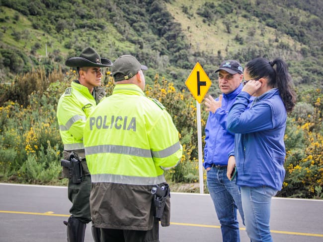 Cortolima y la Policía Nacional realizan charlas de orientación a los usuarios de la vía entre Murillo y Manizales.