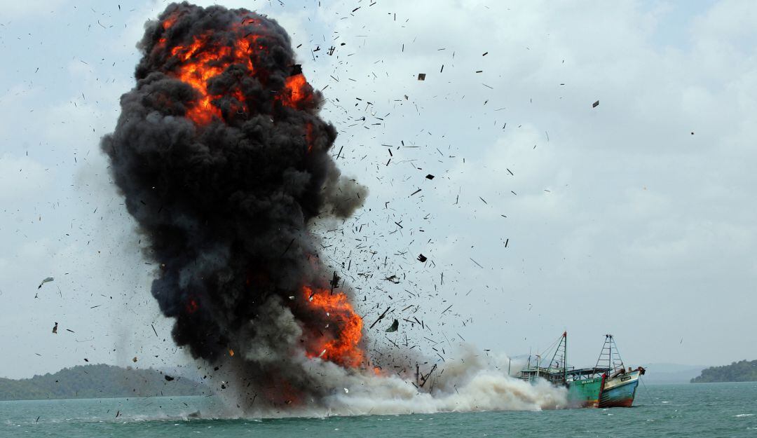 Traficantes son recatados luego de que su barco se incendia
