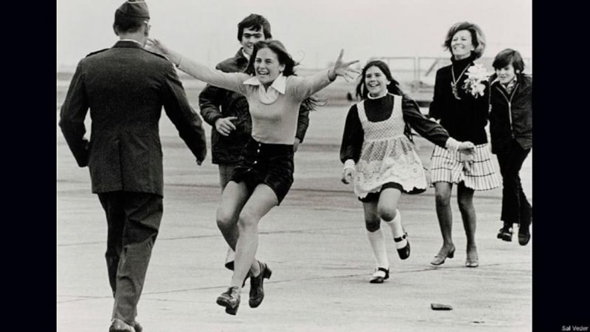 Y aunque la guerra evoca con frecuencia momentos tristes y dolorosos, también hay espacio para las explosiones de alegría, como en esta imagen de Sal Veder en una base de la Fuerza Aérea en California, en 1973