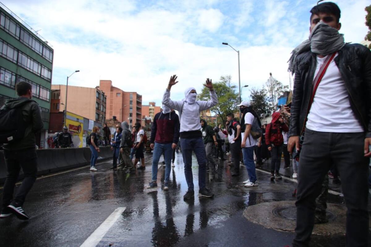 Encapuchados empiezan a tomarse la protesta.