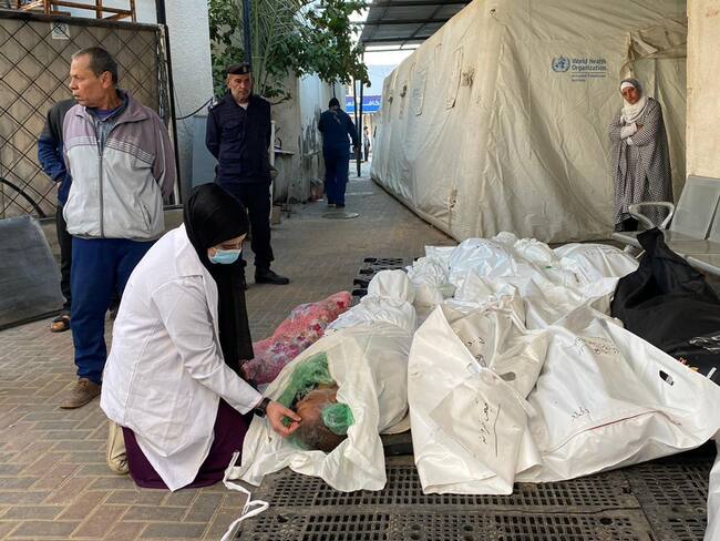 RAFAH (-), 15/12/2023.- Familiares despiden a las últimas 12 víctimas mortales que los bombardeos israelíes causaron ayer jueves en la ciudad de Rafah, considerada como zona humanitaria por el Ejército de Israel, donde hay más de un millón de personas evacuadas. Las víctimas, entre ellas 2 niños, son de cinco familias diferentes y murieron ayer en cuatro ataques aéreos sobre Rafah, tres sobre viviendas y uno a un vehículo. EFE/ Anas Baba