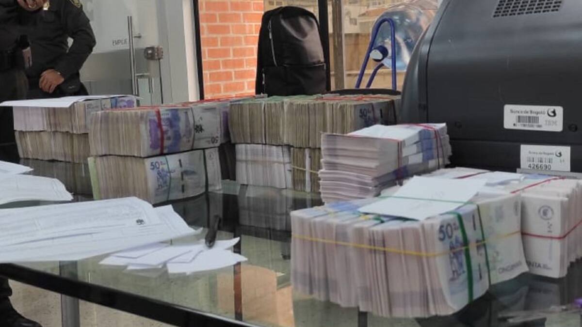 Hallan mil millones de pesos al interior de un vehículo al sur de Cali