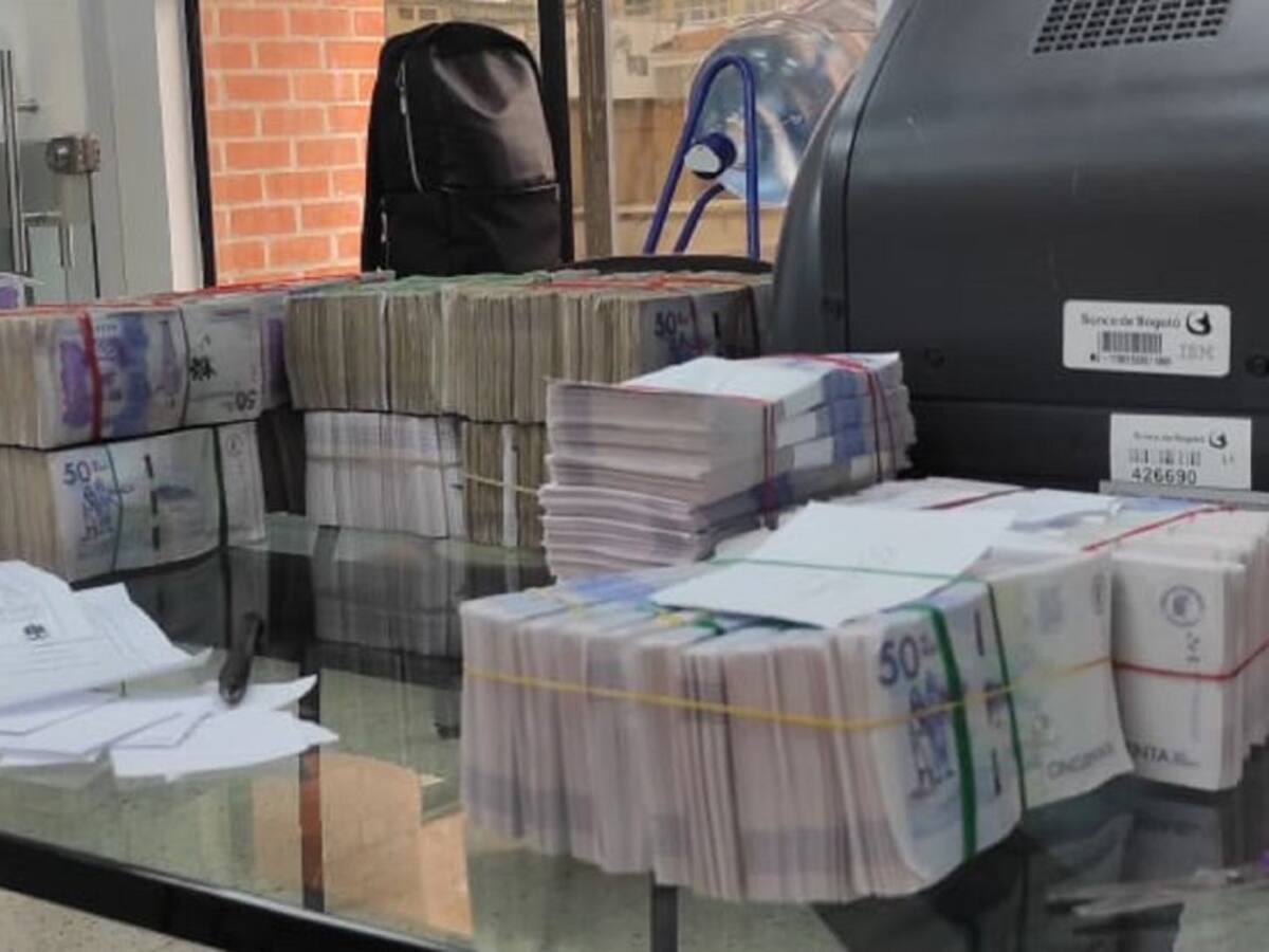 Hallan mil millones de pesos al interior de un vehículo al sur de Cali