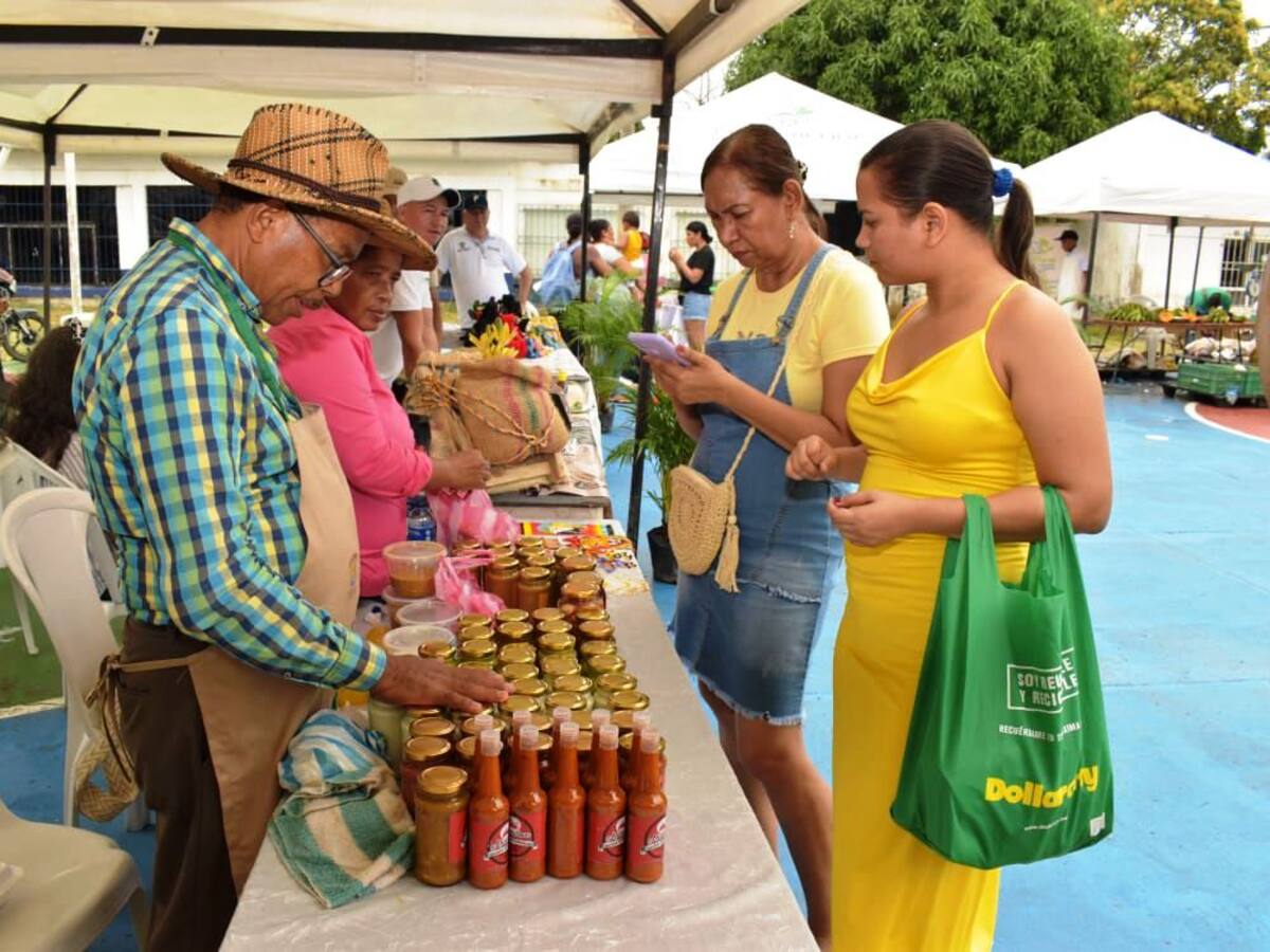Ventas cercanas a los 14 millones deja undécimo mercado campesino en El Socorro