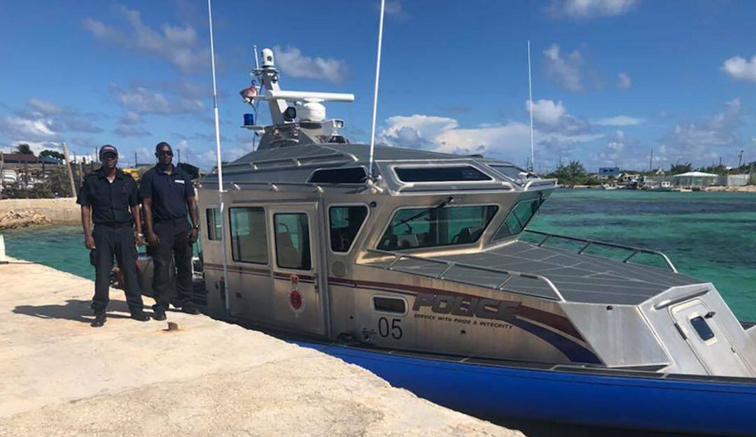 El bote encontrado a la deriva en cercanías de la isla.