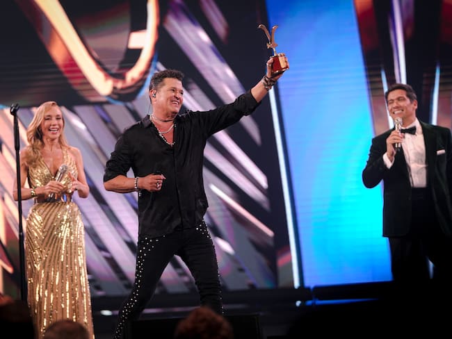 Carlos Vives conquista al monstruo de la Quinta Vergara y se alza con las gaviotas de plata y oro.