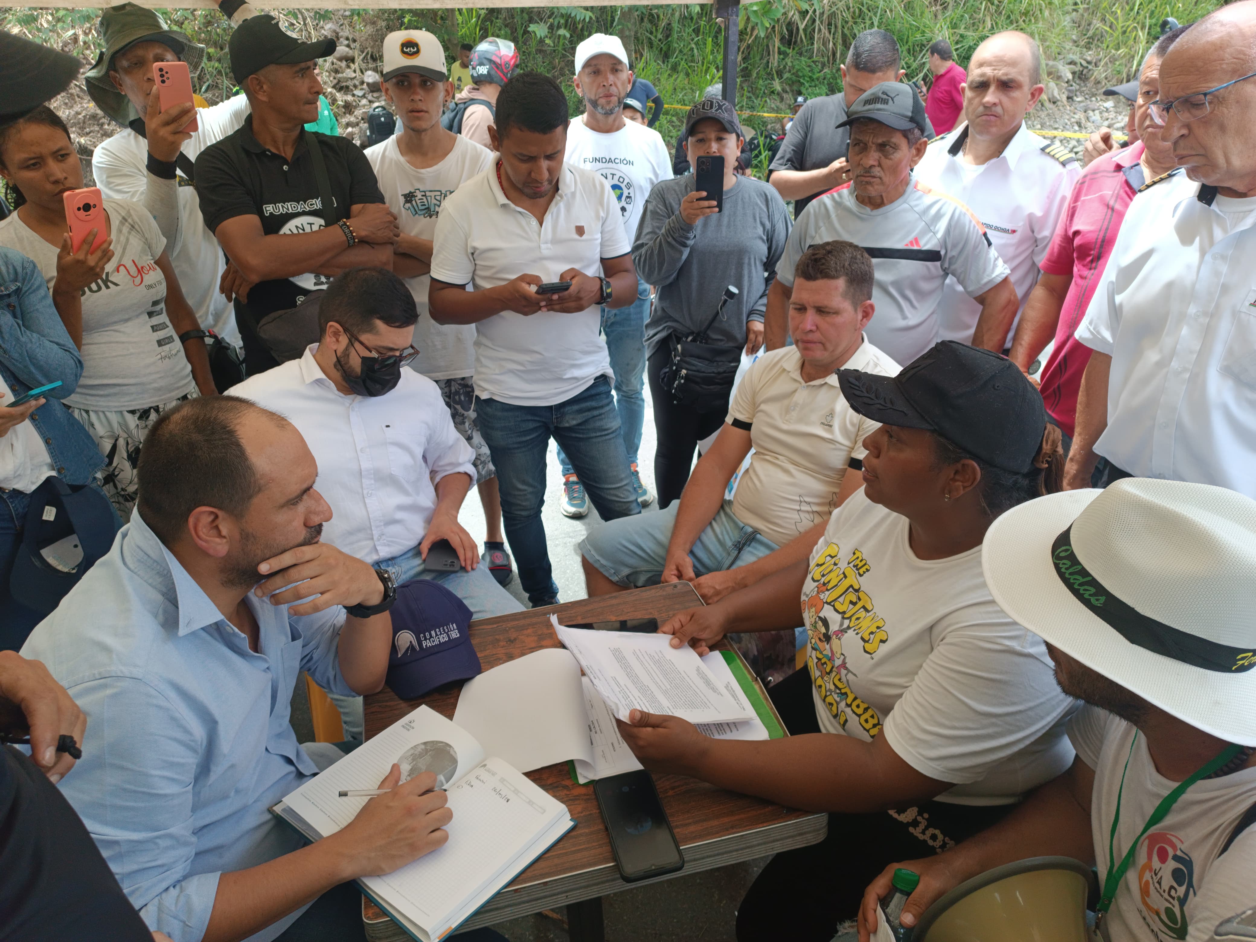 Mesa de negociación entre la comunidad y la Concesión vial Pacífico Tres - Fotografía: Héctor Fredy Castaño, periodista de la Emisora Comunitaria Brisas FM.