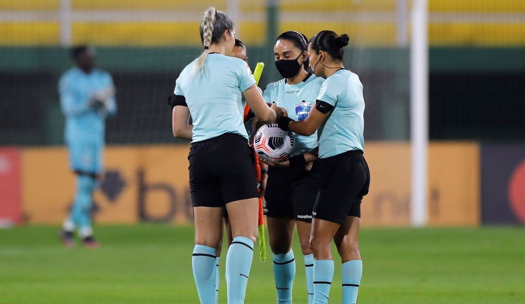 Arbitras dirigen por primera vez un partido de Copa Libertadores