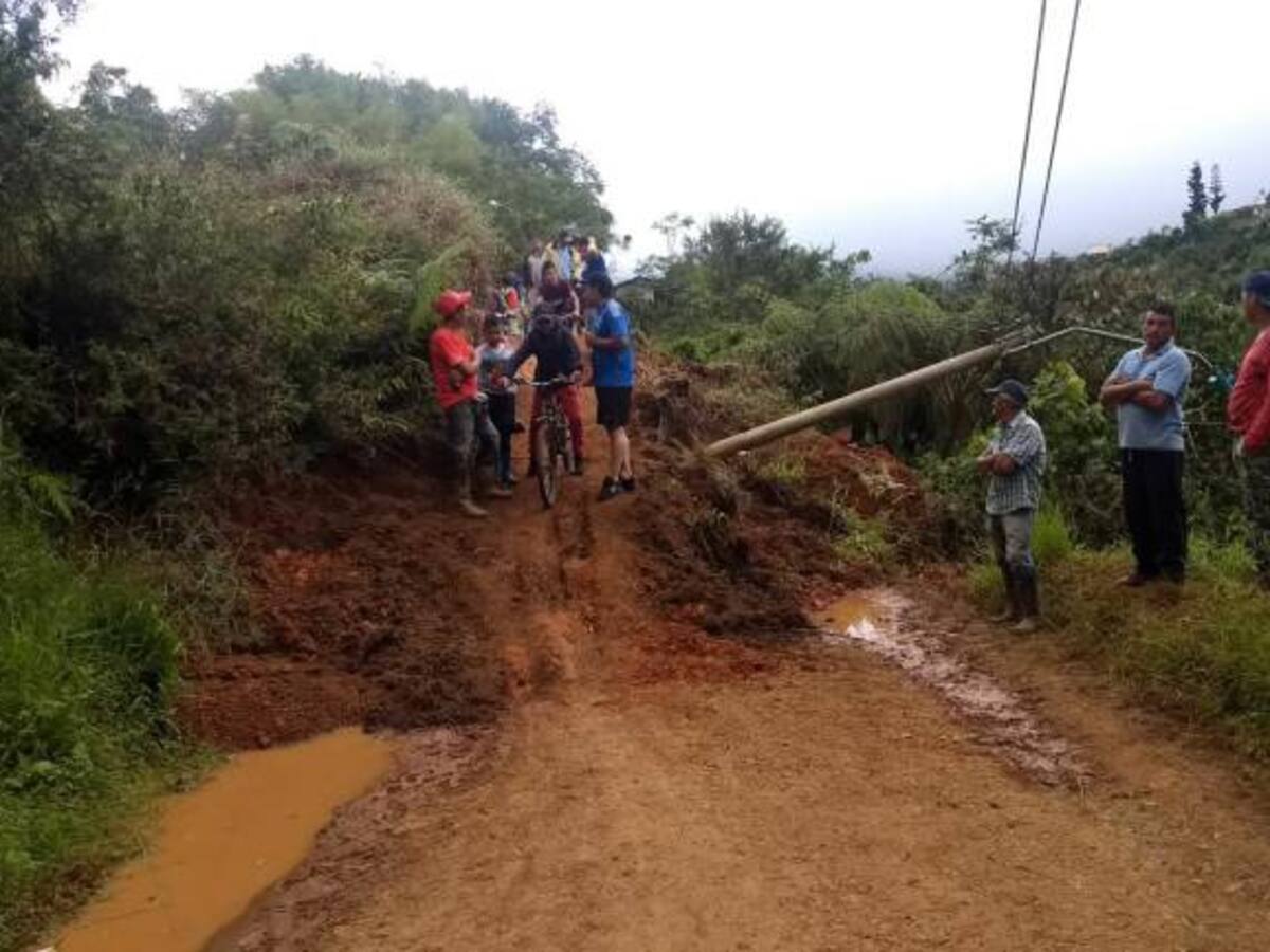 Derrumbe bloquea vía en zona rural de Cali