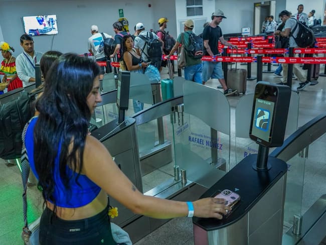 Aeropuerto de Cartagena inaugura tecnología que reduce en 40% los tiempos de ingreso de pasajeros