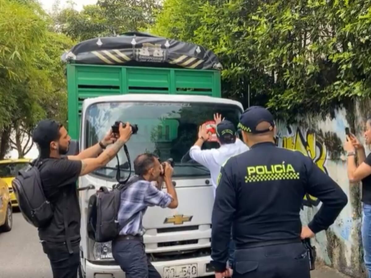 Notifican a conductores mal estacionados en clínicas de Floridablanca