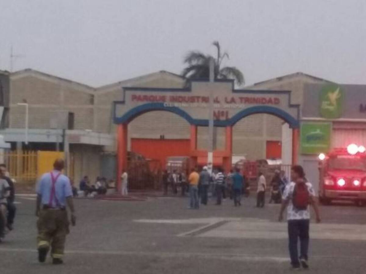 Pérdidas millonarias deja incendio que destruyó buses y bodegas en Barranquilla