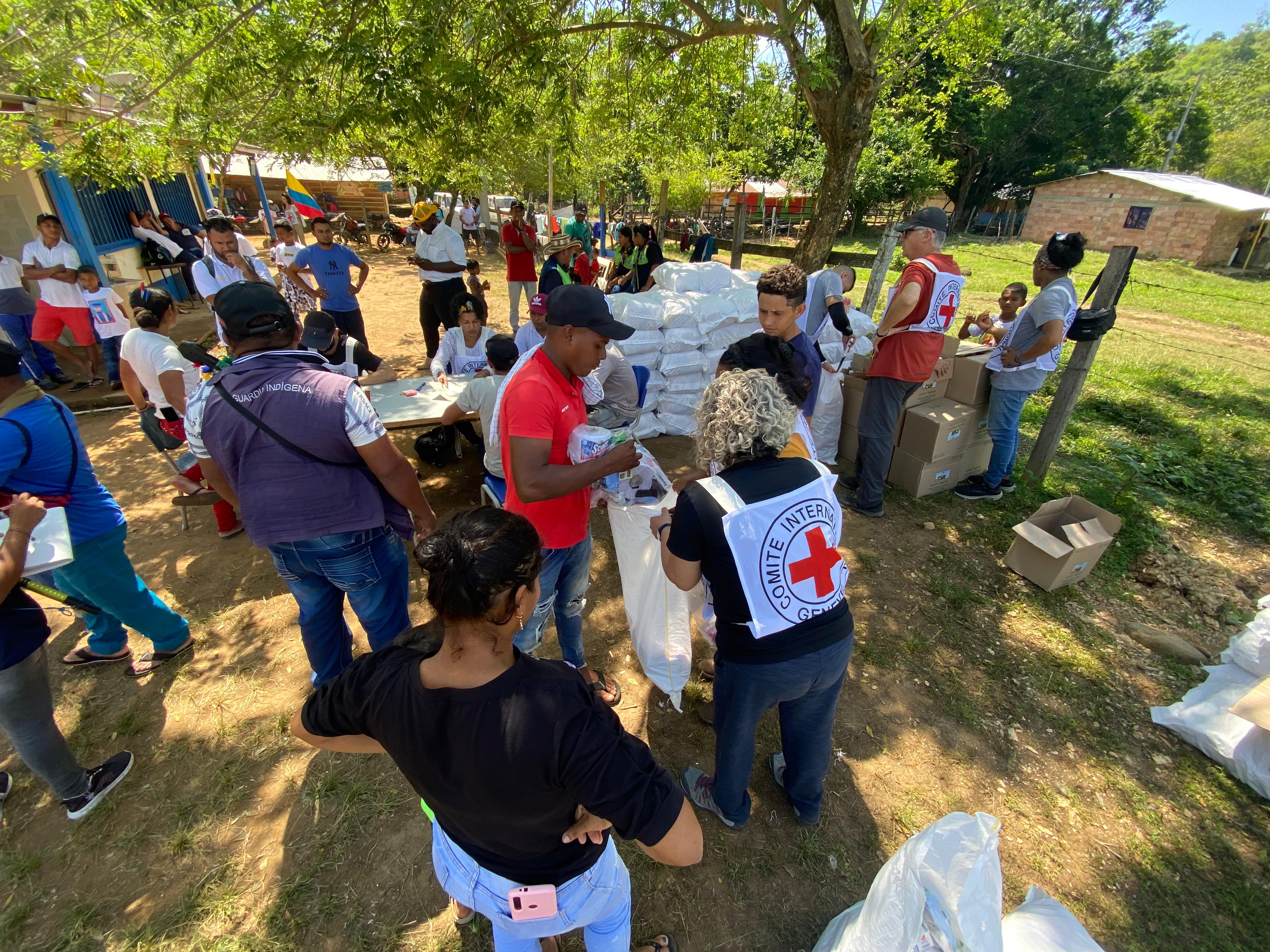 El CICR entregó ayudas humanitaria a desplazados y confinados de El Bagre. Foto: CICR