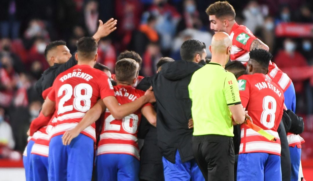 Los jugadores del Granada festejan la victoria al final del partido.